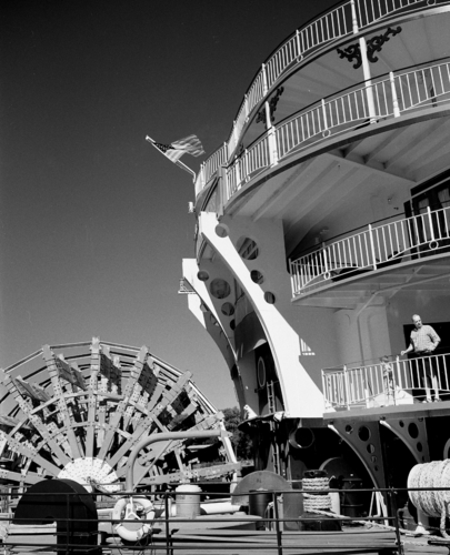 Photography-Architecture-r08-0811-52 Stern, American Queen paddleboat