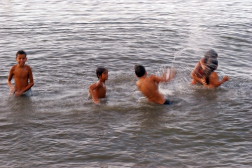 Photography-Children splashing, Gancho do Meio