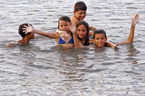 Photography-Children splashing, Gancho do Meio