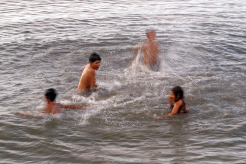 Photography-Children splashing, Gancho do Meio