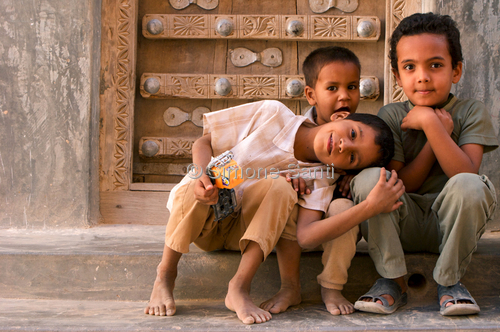 Photography-Boys at doorstep, Shibam