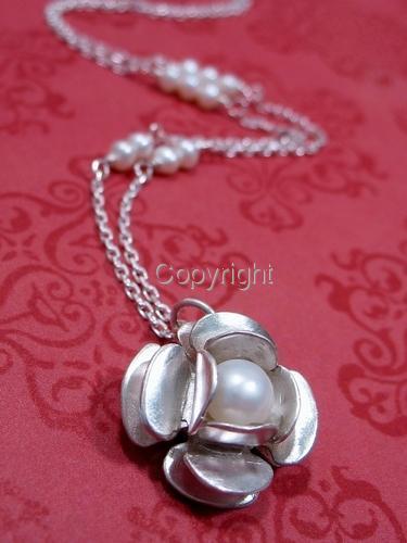Rose%20Necklace (large view)