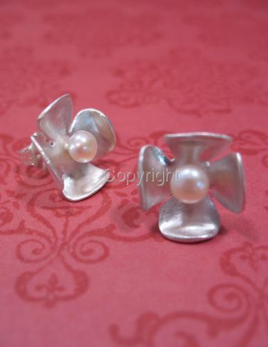 Sterling%20Dogwood%20Flower%20Earring%20with%20Fresh%20Water%20Pearl (large view)