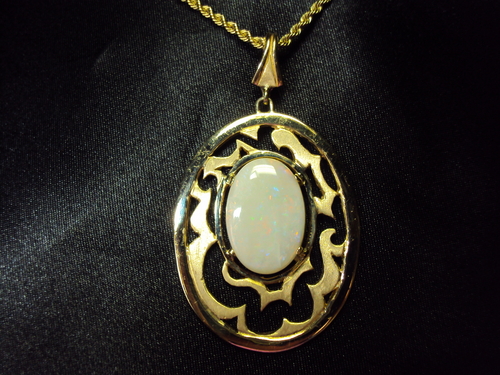 14kt yellow gold opal pendant