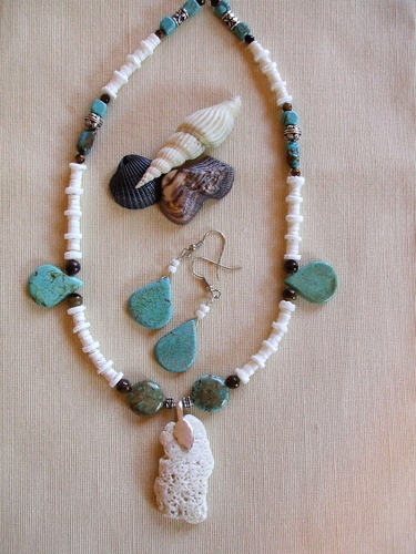 Turquoise%20and%20Shells%20Necklace (large view)