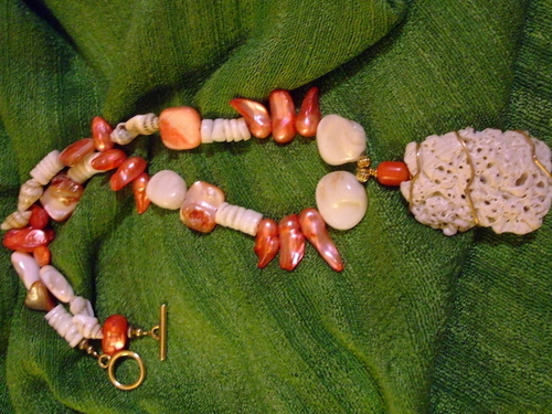 Shell%20and%20Red%20Pearls%20Necklace (large view)